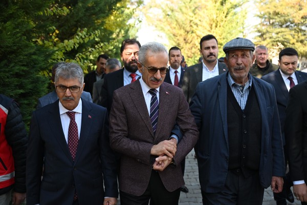 BAKAN URALOĞLU 15 TEMMUZ KAHRAMANI ŞEHİT ÖMER HALİSDEMİR’İN KABRİNİ ZİYARET ETTİ